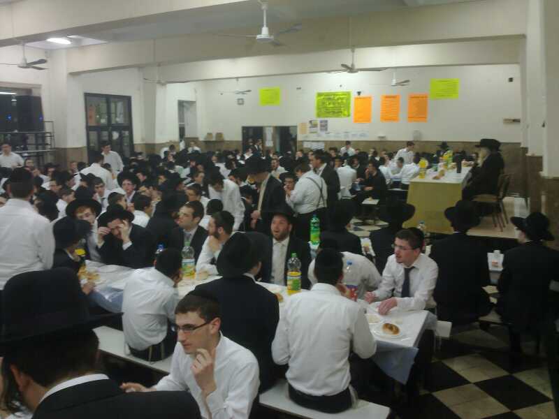 פורים בפוניבז': רב בישיבה התכבד בסיגר