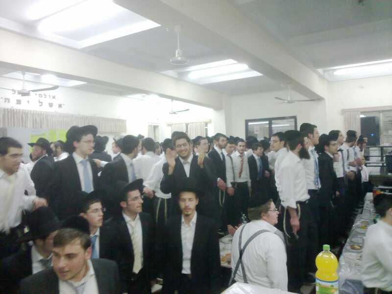 פורים בפוניבז': רב בישיבה התכבד בסיגר