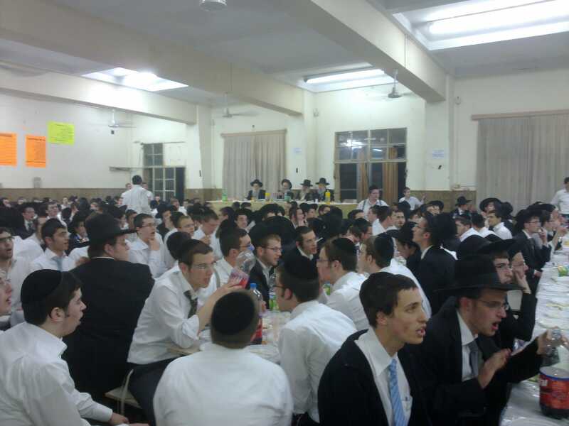 פורים בפוניבז': רב בישיבה התכבד בסיגר