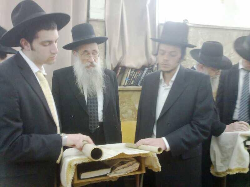 פורים בפוניבז': רב בישיבה התכבד בסיגר