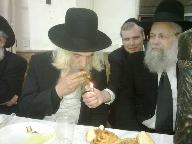 פורים בפוניבז': רב בישיבה התכבד בסיגר