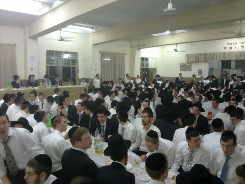 פורים בפוניבז': רב בישיבה התכבד בסיגר