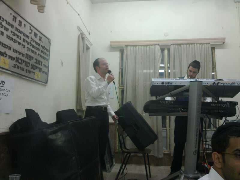 פורים בפוניבז': רב בישיבה התכבד בסיגר