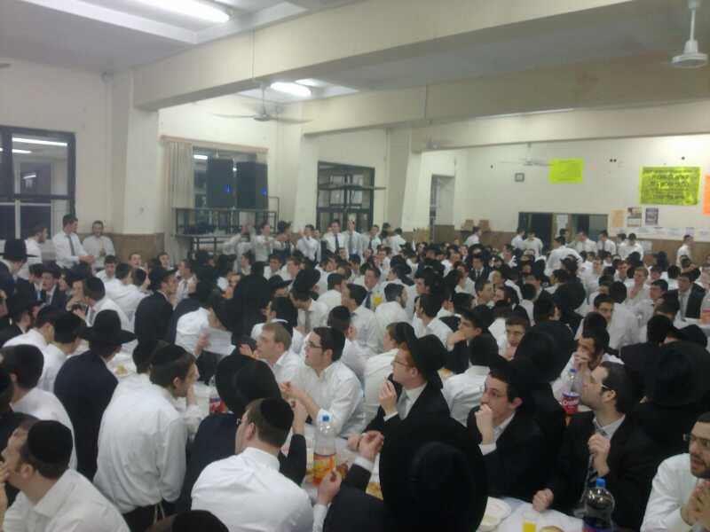 פורים בפוניבז': רב בישיבה התכבד בסיגר