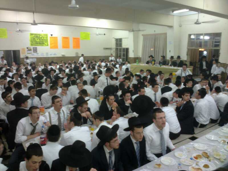 פורים בפוניבז': רב בישיבה התכבד בסיגר