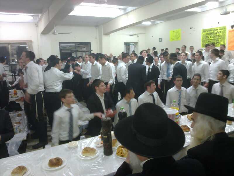 פורים בפוניבז': רב בישיבה התכבד בסיגר