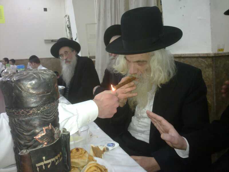 פורים בפוניבז': רב בישיבה התכבד בסיגר