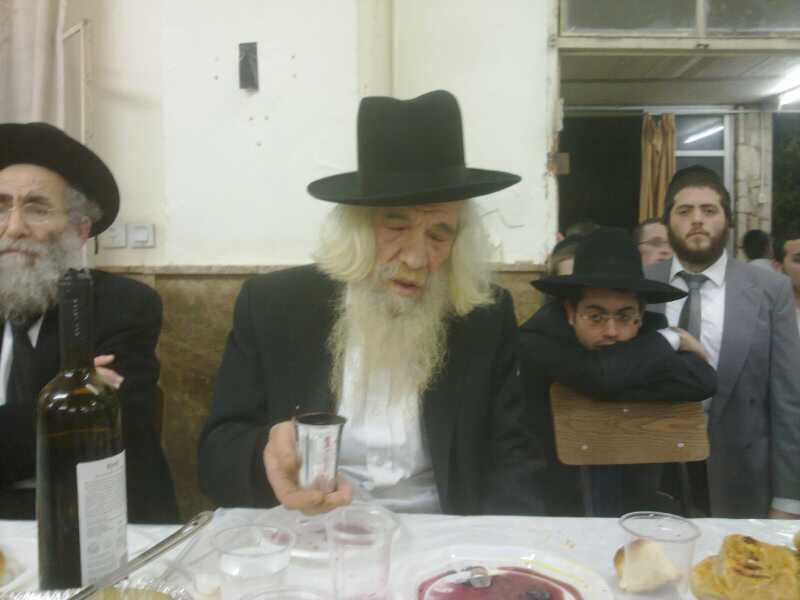 פורים בפוניבז': רב בישיבה התכבד בסיגר