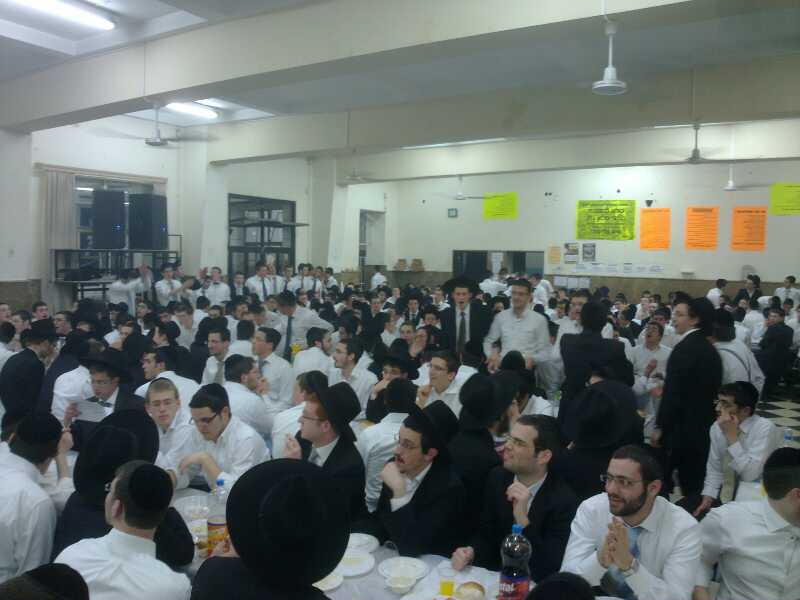 פורים בפוניבז': רב בישיבה התכבד בסיגר