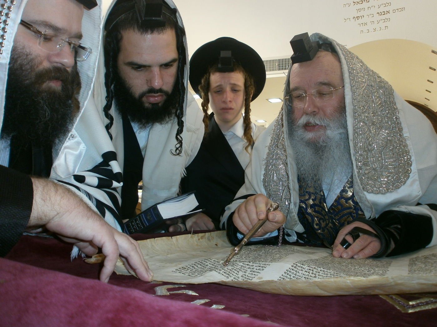 צפו: פורים בחסידות מישקולץ