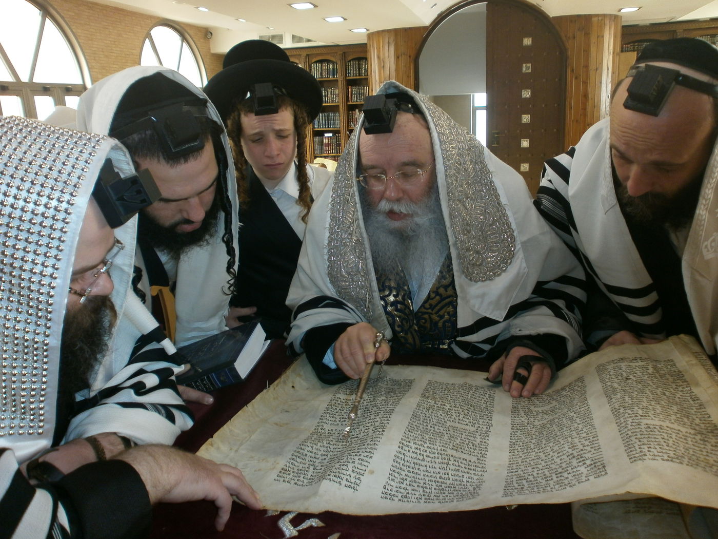 צפו: פורים בחסידות מישקולץ