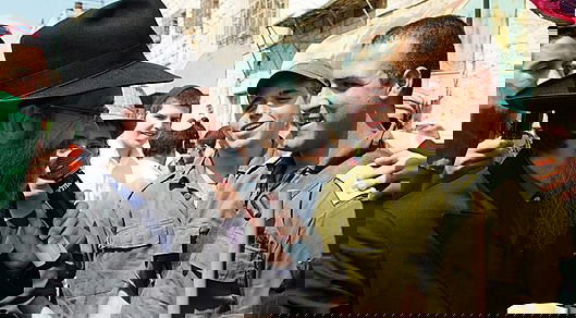 צפו בגלריה: אברהם פריד הפתיע את החיילים בשמירה