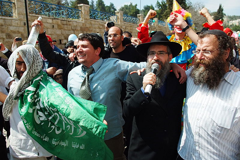 צפו בגלריה: אברהם פריד הפתיע את החיילים בשמירה