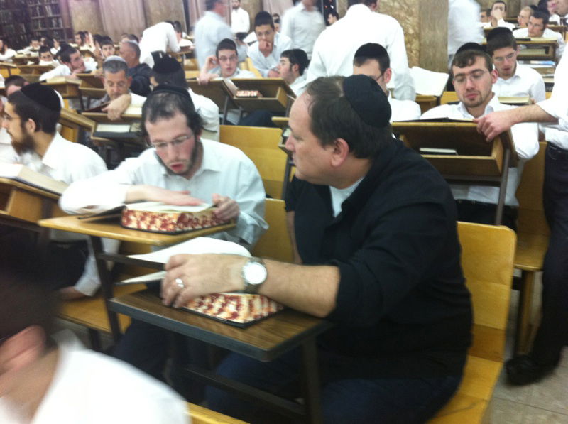 ביקור בפוניבז': ראשי "ידיעות אחרונות" מתפלפלים בלימוד