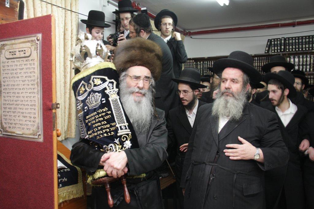 טיש יארצייט ל"אמרי מנחם" באלכסנדר, ס"ת הוכנס