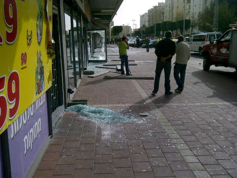 אש בדרום: פגיעה ישירה בעיר אשדוד, הטילים הגיעו לגדרה