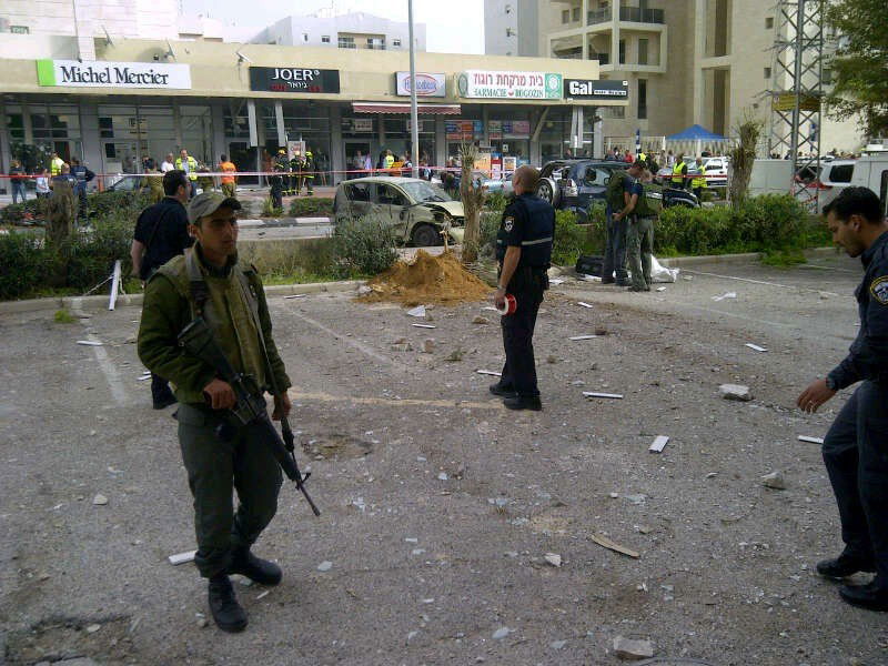 אש בדרום: פגיעה ישירה בעיר אשדוד, הטילים הגיעו לגדרה