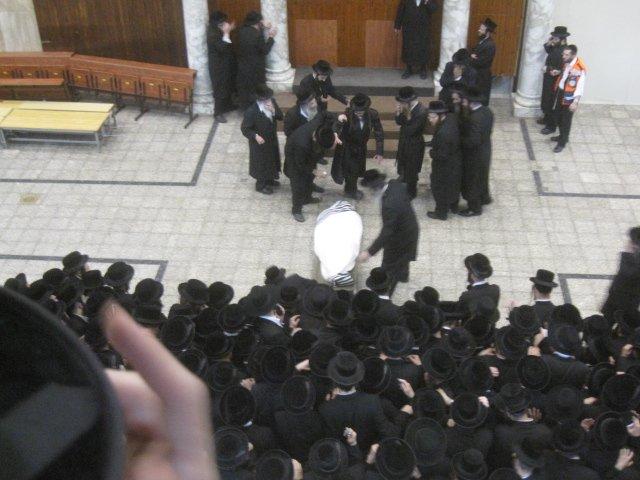 תיעוד: ההמונים ליד מיטת האדמו"ר מויז'ניץ זצ"ל