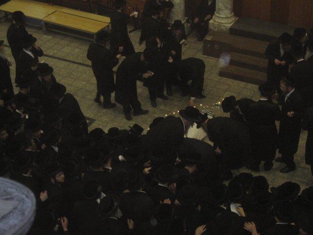 תיעוד: ההמונים ליד מיטת האדמו"ר מויז'ניץ זצ"ל