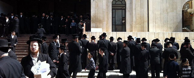 בכניסה לבית המדרש של ויז'ניץ, כעת