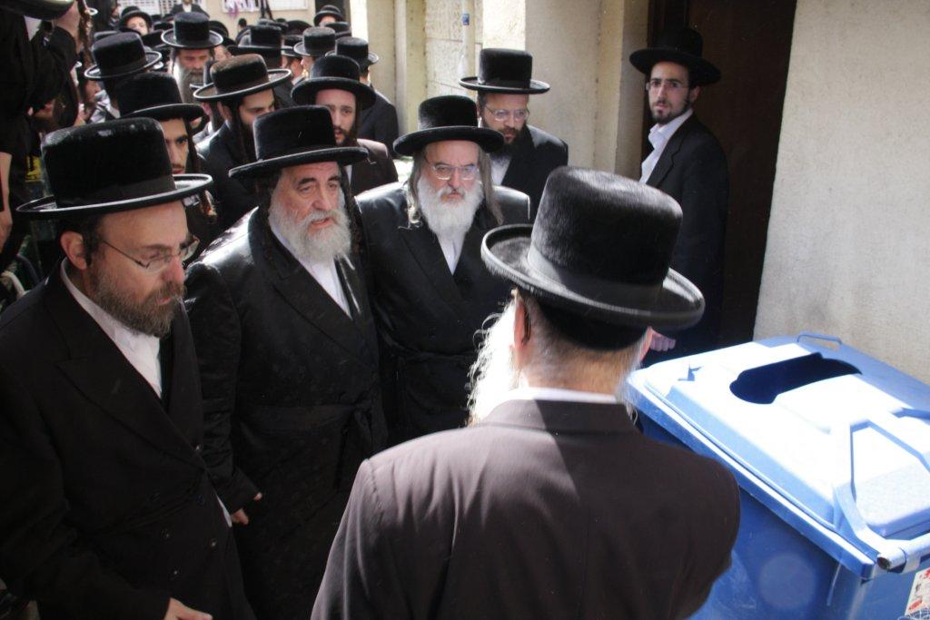 תיעוד ענק: גדולי ישראל בהלווית האדמו"ר מויז'ניץ