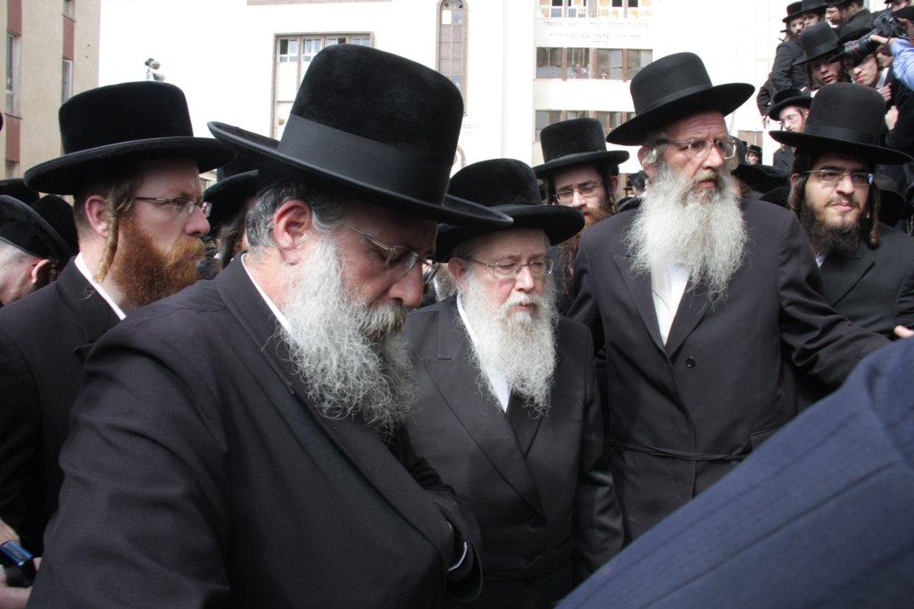 תיעוד ענק: גדולי ישראל בהלווית האדמו"ר מויז'ניץ