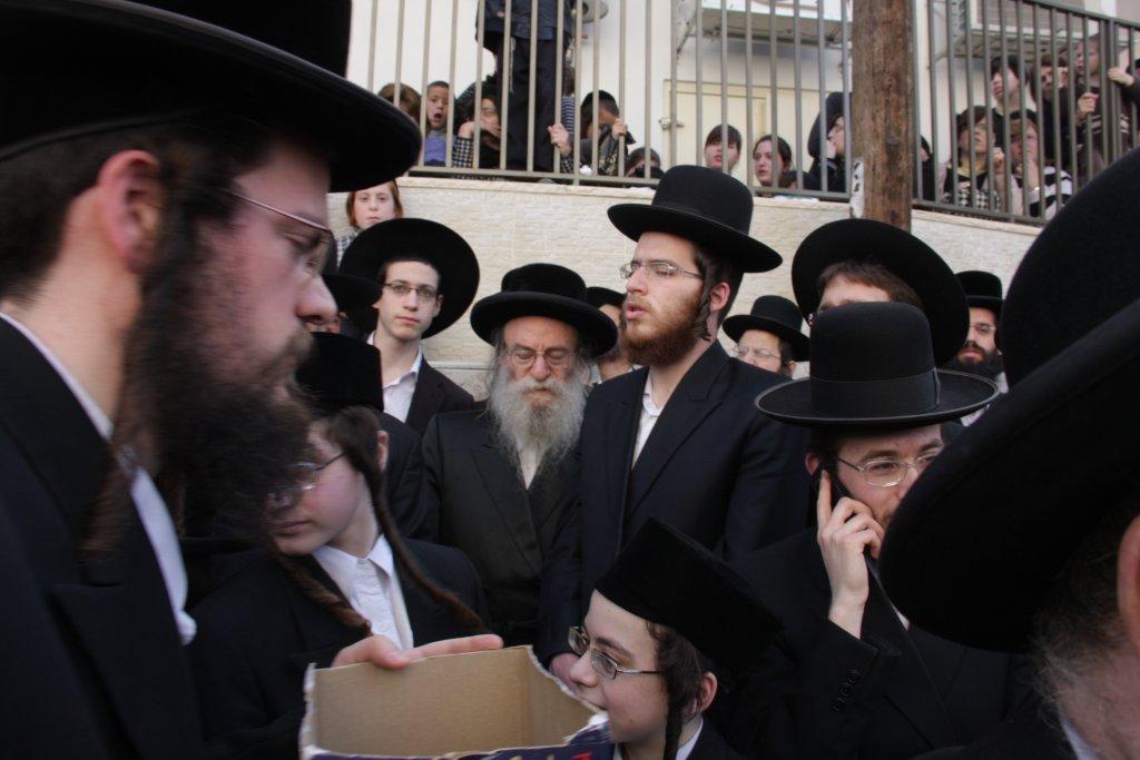 תיעוד ענק: גדולי ישראל בהלווית האדמו"ר מויז'ניץ