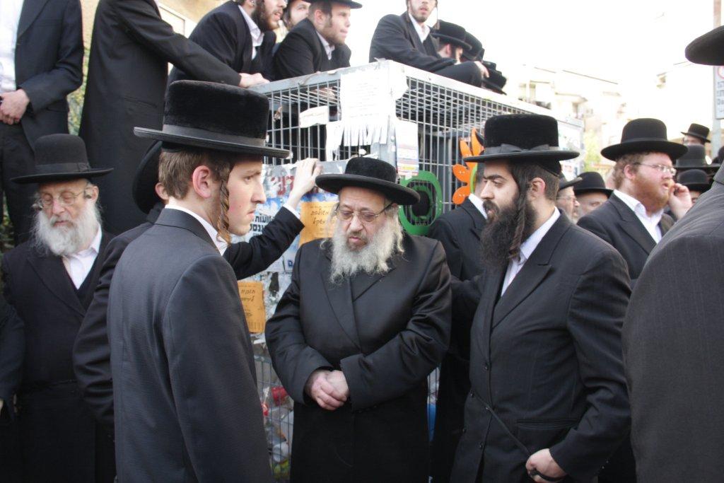 תיעוד ענק: גדולי ישראל בהלווית האדמו"ר מויז'ניץ