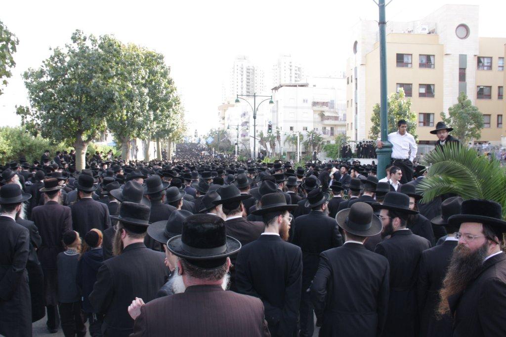 תיעוד ענק: גדולי ישראל בהלווית האדמו"ר מויז'ניץ