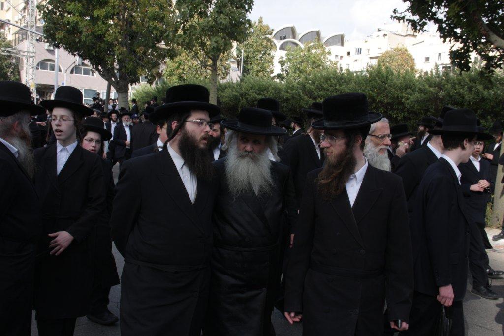 תיעוד ענק: גדולי ישראל בהלווית האדמו"ר מויז'ניץ