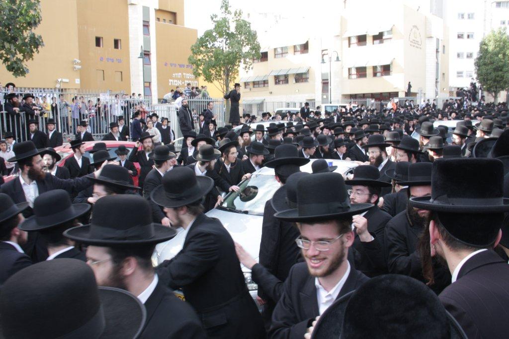 תיעוד ענק: גדולי ישראל בהלווית האדמו"ר מויז'ניץ