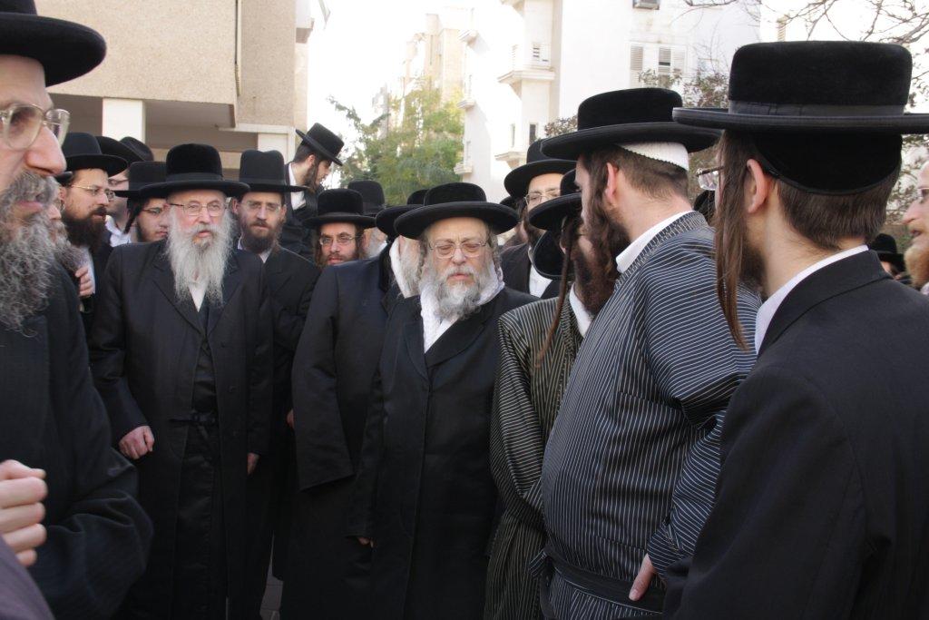 תיעוד ענק: גדולי ישראל בהלווית האדמו"ר מויז'ניץ