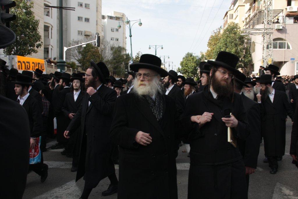 תיעוד ענק: גדולי ישראל בהלווית האדמו"ר מויז'ניץ