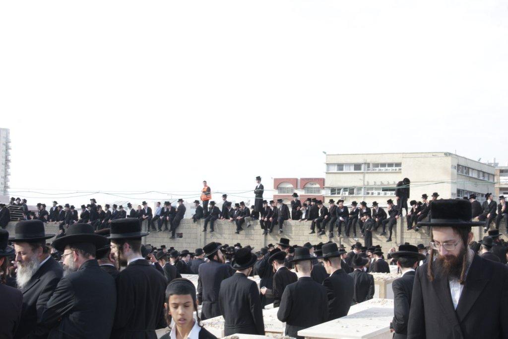 תיעוד ענק: גדולי ישראל בהלווית האדמו"ר מויז'ניץ