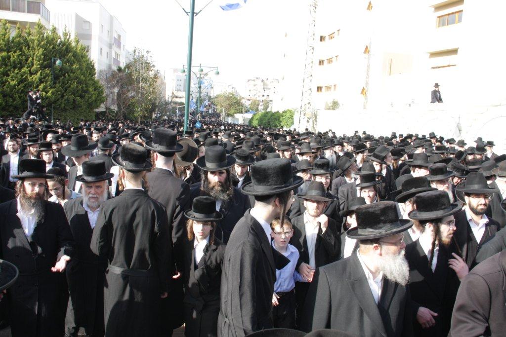 תיעוד ענק: גדולי ישראל בהלווית האדמו"ר מויז'ניץ