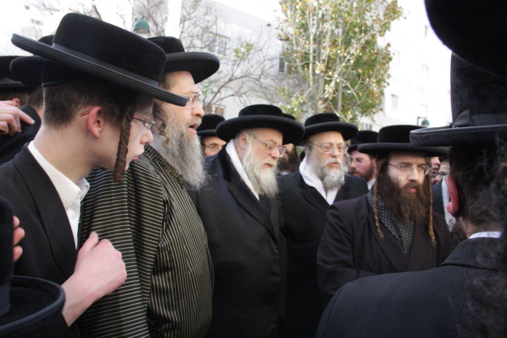 תיעוד ענק: גדולי ישראל בהלווית האדמו"ר מויז'ניץ