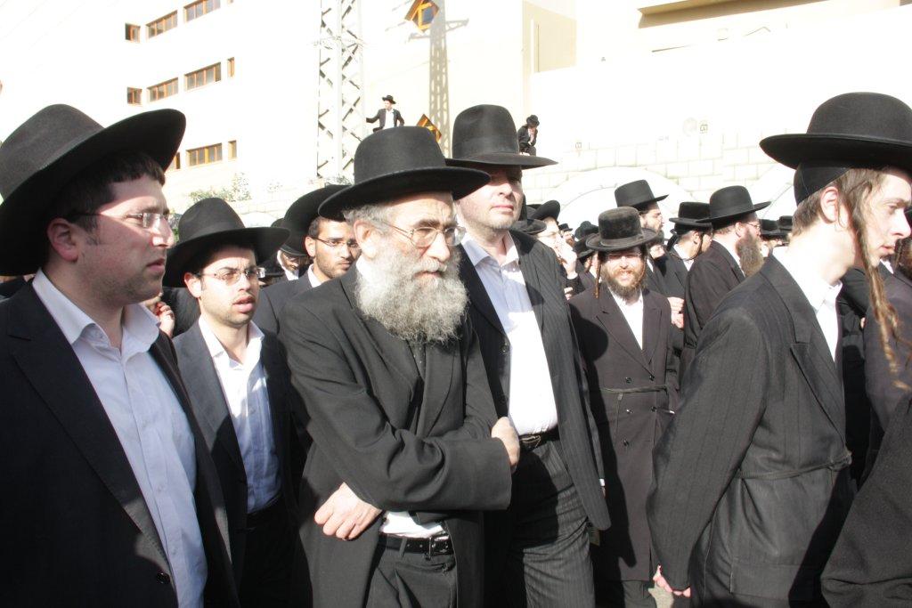 תיעוד ענק: גדולי ישראל בהלווית האדמו"ר מויז'ניץ