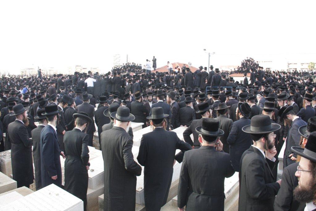 תיעוד ענק: גדולי ישראל בהלווית האדמו"ר מויז'ניץ