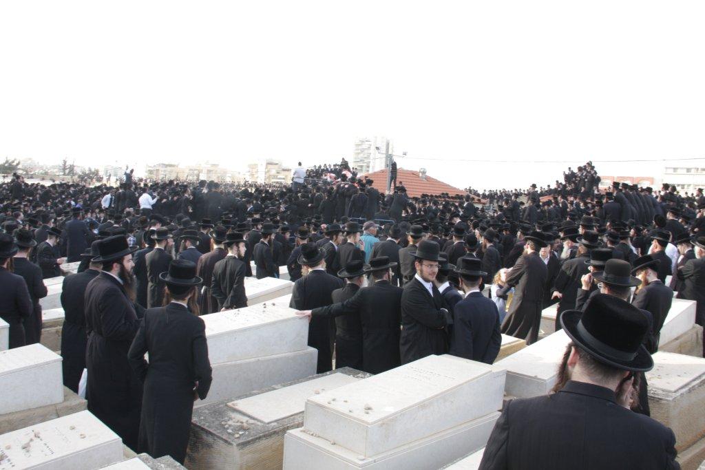 תיעוד ענק: גדולי ישראל בהלווית האדמו"ר מויז'ניץ