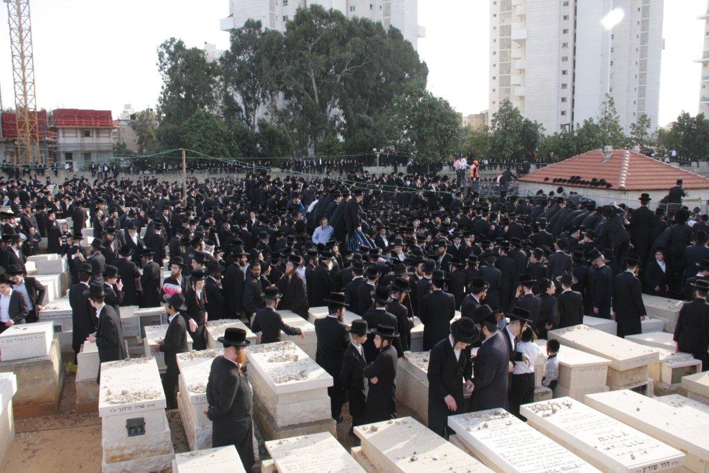 תיעוד ענק: גדולי ישראל בהלווית האדמו"ר מויז'ניץ