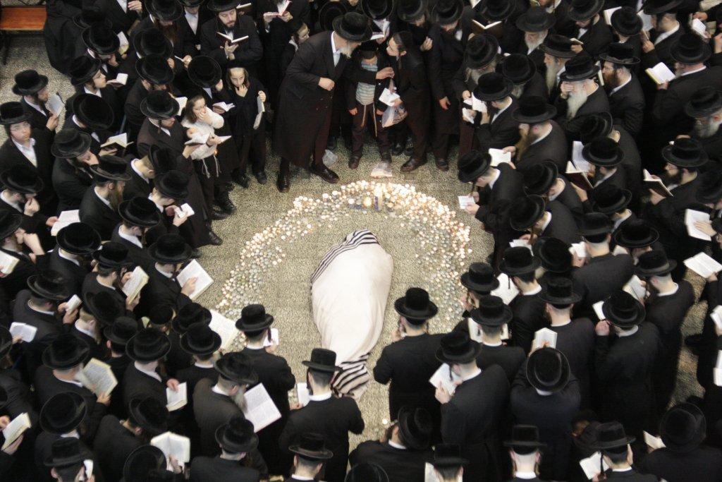 תיעוד ענק: גדולי ישראל בהלווית האדמו"ר מויז'ניץ