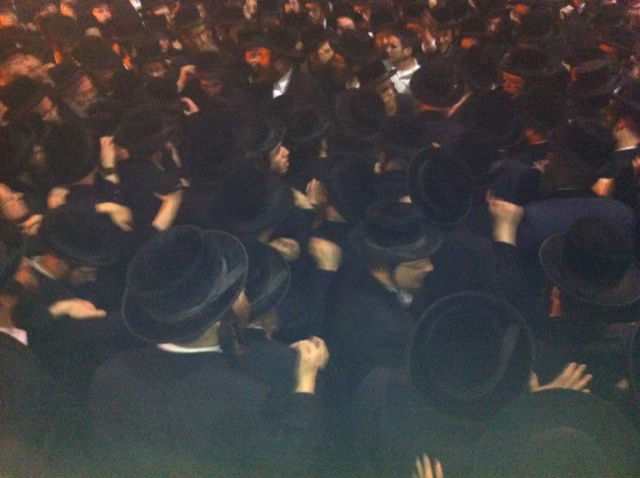 זעקות שבר סמוך לבית האדמו"ר מויז'ניץ זצ"ל