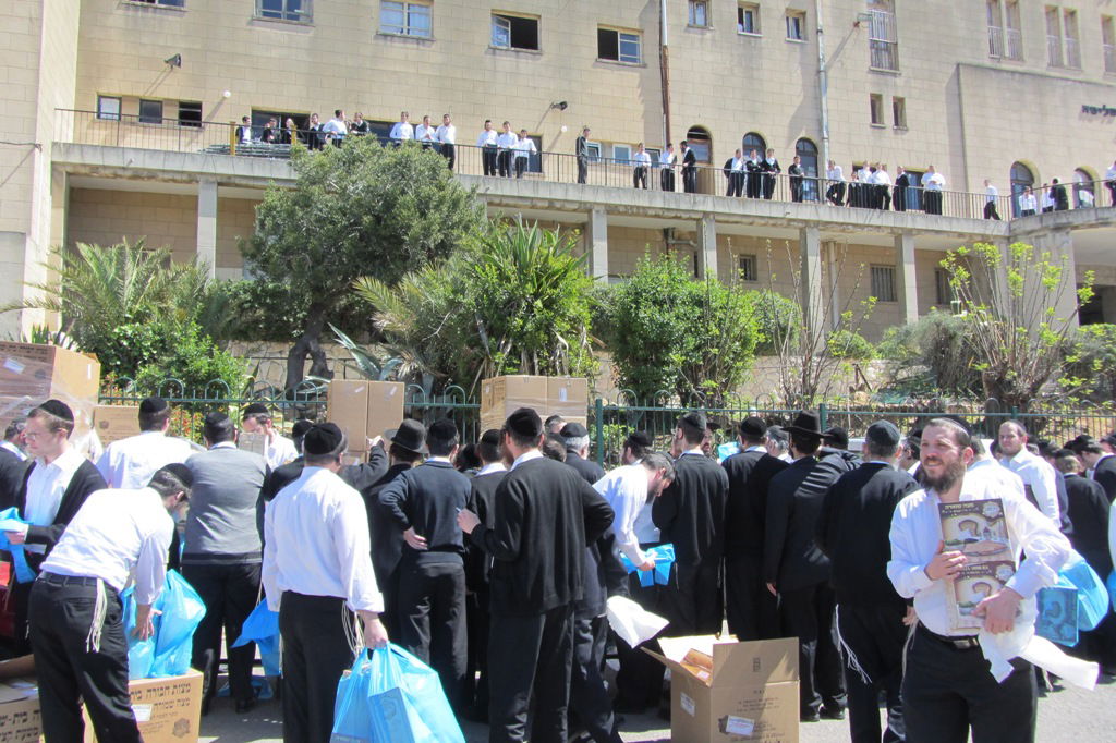 זריזין מקדימין: חלוקת מצות בכולל ישיבת פוניבז'