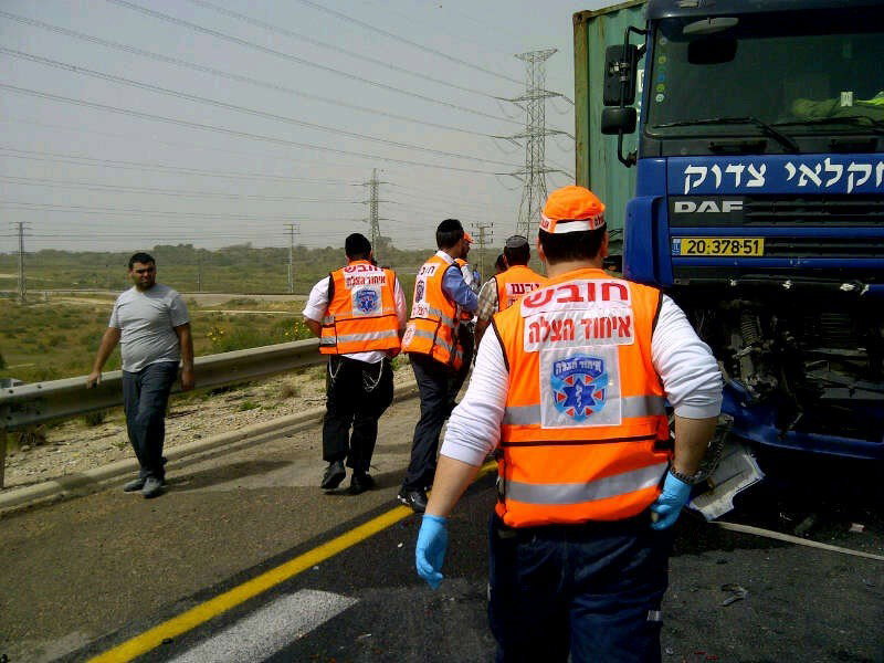 פצועים בתאונה בין משאיות לאוטובוס