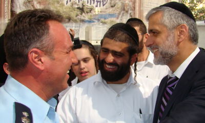 סנ"צ דודו חיון עם השר ישי ברחבת שמעון הצדיק