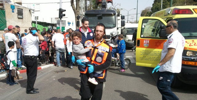 הסתיים בנס: רכב הסעות חרדי  התנגש במשאית, ילדים נפצעו