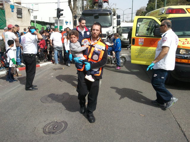 הסתיים בנס: רכב הסעות חרדי  התנגש במשאית, ילדים נפצעו