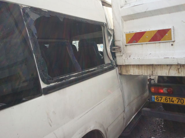 הסתיים בנס: רכב הסעות חרדי  התנגש במשאית, ילדים נפצעו