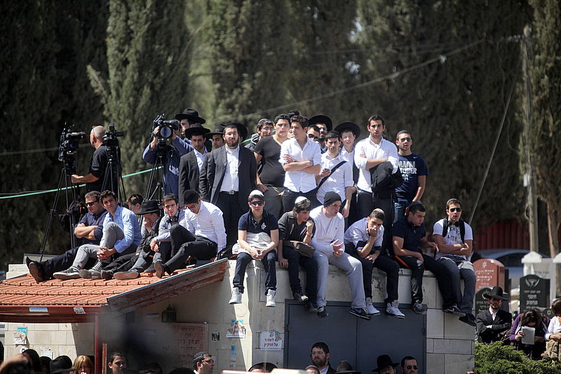 רבבות מלווים את הנרצחים מצרפת