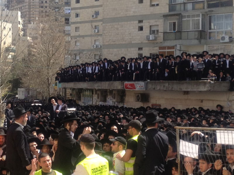 הלווית זקן ראשי הישיבות: אלפי תלמידים נפרדים בבכי